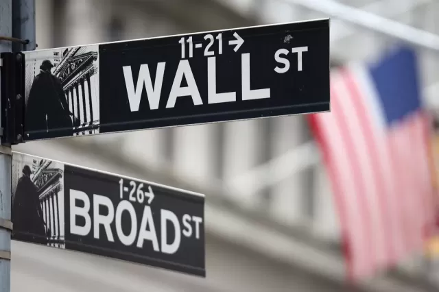 Wall Street Ends Mixed as Tech Gains Offset Economic Worries